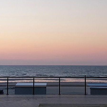 Lovely N° 9 Op Ieder Moment Een Prachtig Zeezicht & Zwembad Middelkerke Dış mekan fotoğraf